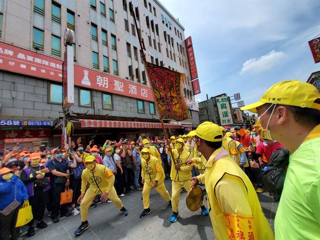 白沙屯媽祖的頭旗準備以跑白米速度前進。（周麗蘭攝）