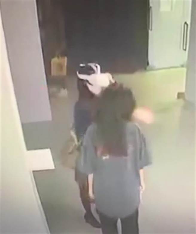 婦人朝工讀生呼巴掌。（翻攝自Dcard）