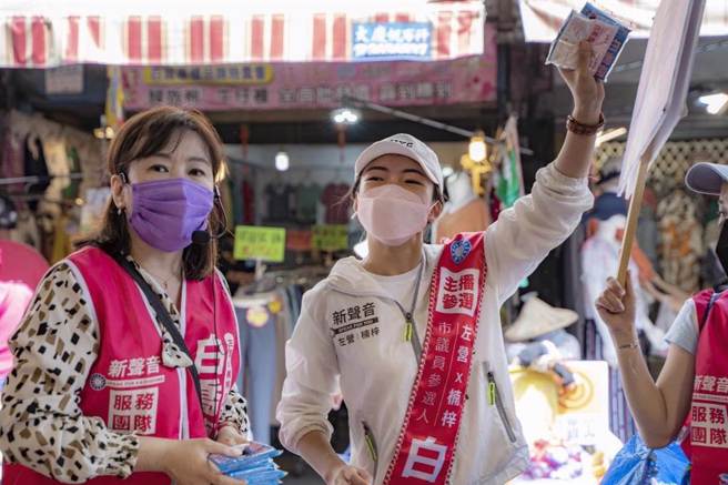 国民党高市左楠区参选人白乔茵今（22）日找来前高雄市新闻局局长王浅秋陪同扫街。（柯宗纬翻摄）