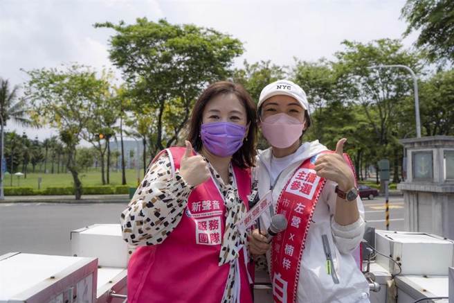 国民党高市左楠区参选人白乔茵今（22）日找来前高雄市新闻局局长王浅秋陪同扫街。（柯宗纬翻摄）