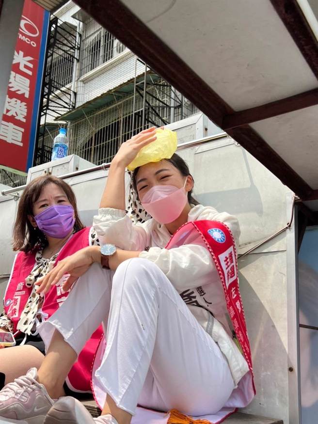 国民党高市左楠区参选人白乔茵今（22）日找来前高雄市新闻局局长王浅秋陪同扫街。（柯宗纬翻摄）