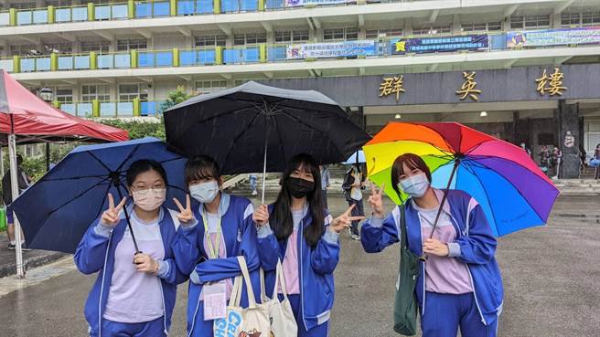 國中教育會考今落幕，基隆考生開心拍照。（基隆市政府提供／陳彩玲基隆傳真）