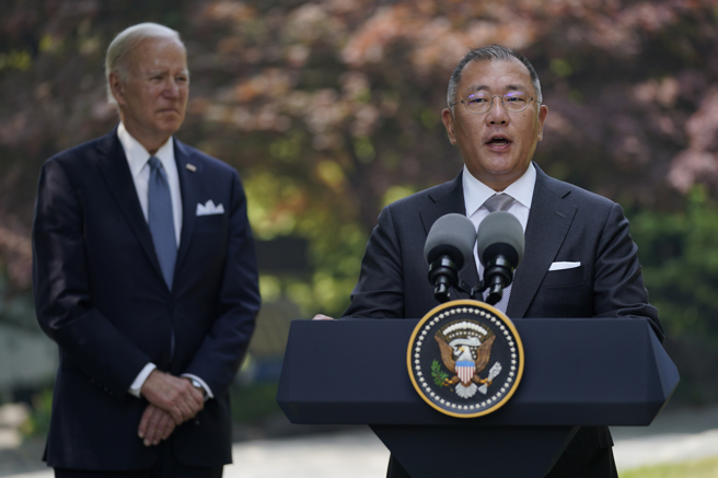 郑义宣发表英文演说时宣布将就对美国加码投资50亿美元。(图／美联社)