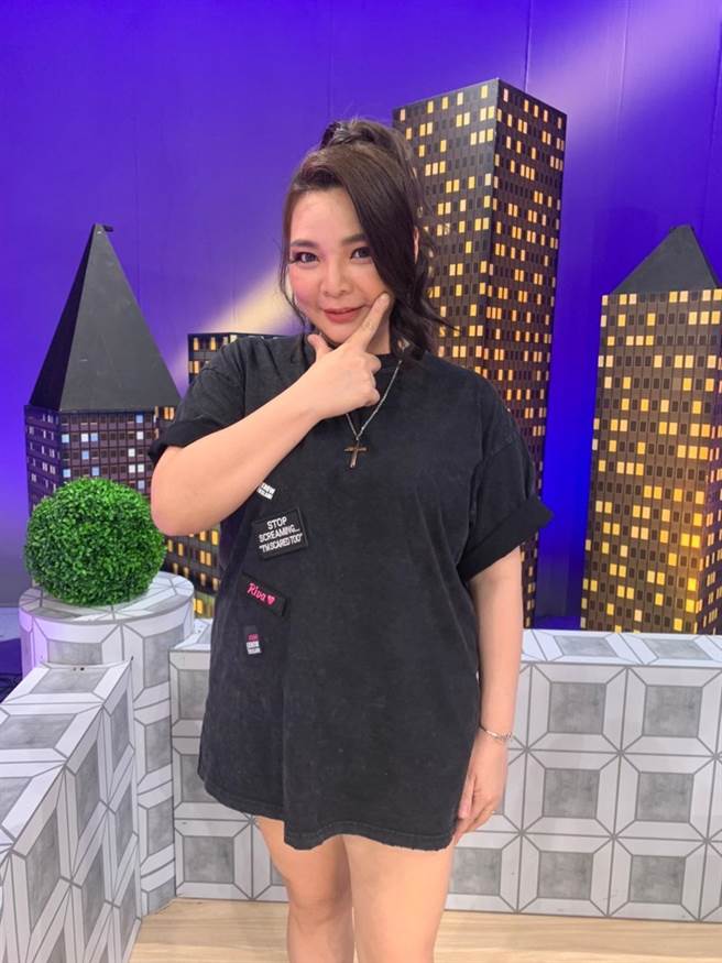 小甜甜上《一袋女王》分享脱单大绝招。（卫视中文台提供）