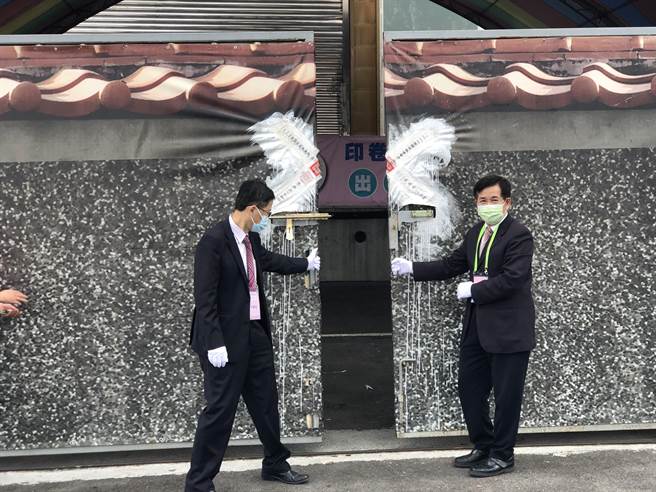 教育部長潘文忠（右）和全國試務會主委宋曜廷（左），今天在國中教育會考闈場啟闈。（陳世宗攝）