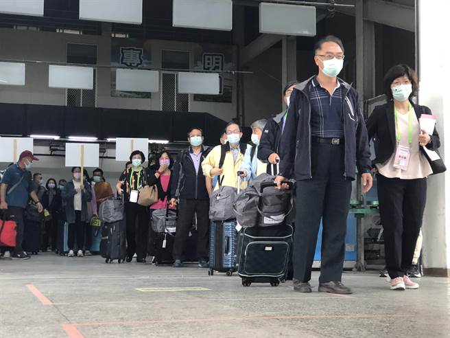 170位試務人員結束二周入闈，試場人員迫不及待拉著行李想回家。（陳世宗攝）