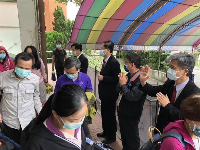 教育部長潘文忠及國教署長彭富源等人，站在門口向試務人員揮手致謝。（陳世宗攝）