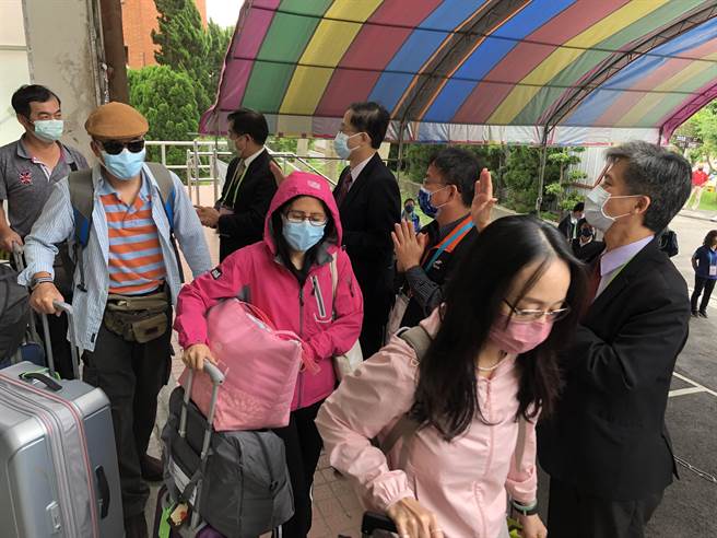 教育部長潘文忠及國教署長彭富源等人，站在門口向試務人員揮手致謝。（陳世宗攝）