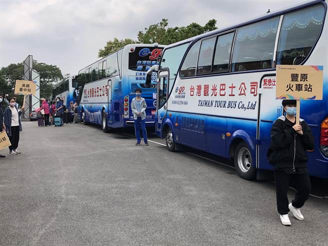 主辦單位準備通往各火車站的遊覽車接送試務人員搭車回家。（陳世宗攝）