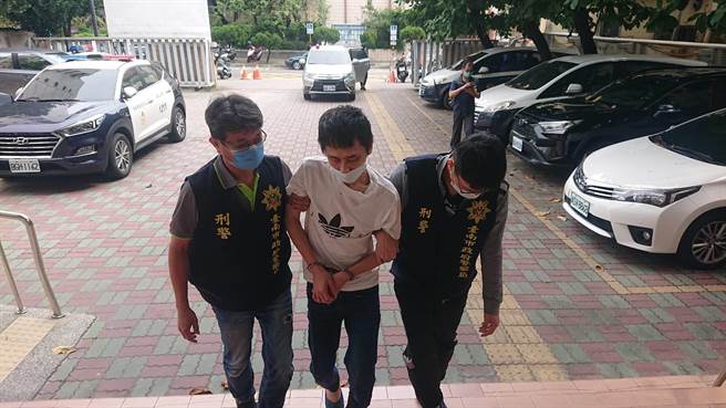 在夜店將妻子擄走的林姓男子，疑似吸毒過量，在警局內一度咆哮敲門，大叫救命。（程炳璋攝）