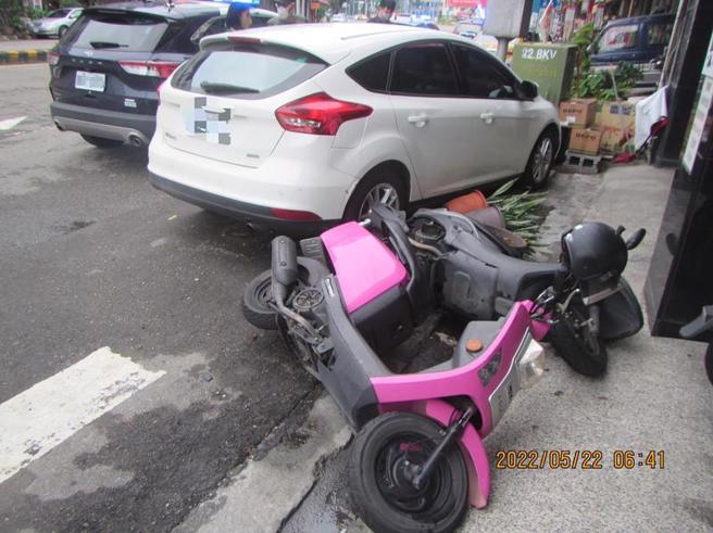 台中孟姓女子22日上午開車行經北屯區一處路口，突撞上路旁2部機車，警方到場對她酒測發現超標，訊後將她依法送辦。（圖/ 中央社）