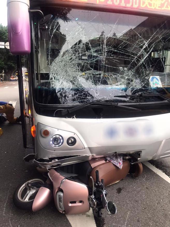  34岁杨姓男子22日骑车载女友行经北市北平东路附近路口时，疑闯红灯与客运发生碰撞，杨男送医后不治，他的女友多处擦伤。（图/ 中央社）