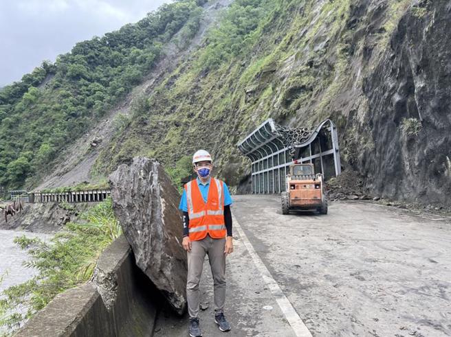 高雄山区近日下雨，导致南横公路落石不断，日前梅兰明隧道附近一颗巨大落石还把落石棚砸毁，幸无人车经过，工程人员发现后赶紧移除落石，恢復正常通行，并由保全人员戒护引导。（图/ 中央社）