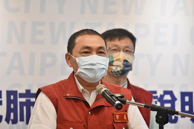 总统府发言人张惇涵强调，总统本周四已致电新北市医师公会，希望基层医师投入居家照护、远距问诊等工作，并曾致电新北市长侯友宜关心疫情。对此，新闻局长张爱晶表示，新北市第三阶段居家照护计画已上路近1个月，质疑总统是行动慢半拍，或是刻意要收割稻尾。（新北市府提供）