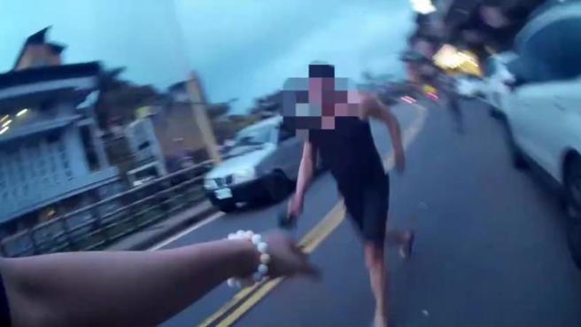   新北市平溪区两方人马因伤害案20日晚间相约调解，未料调解不成，其中38岁郑姓男子（右）竟返家拿菜刀怒气冲冲要上前理论，在场警员见状立即以辣椒水制伏，讯后送办。（图/ 中央社）