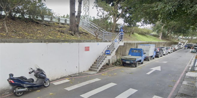 台北市议员黄郁芬指出，从天母往士林民眾行经福林桥，要扛自行车上桥，或直接骑上桥，民眾认为非常危险，苦不堪言。(杨亚璇翻摄)