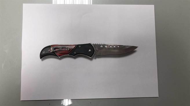 少年持刀攻擊40歲的男子，導致背部遭刺2刀。（警方提供）