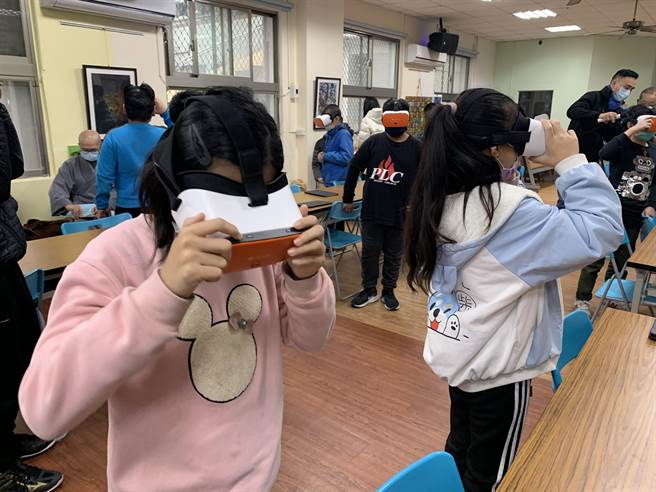 数位学习成为主流趋势，成福国小六年级的孩子们透过Class VR头盔，在元宇宙的世界中探索和寻找答案。（新北市教育局提供）