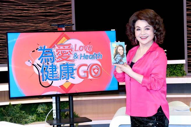 侯麗芳回娘家主持《為愛健康GO》，曬1973年擔任封面女郎的《華視週刊》。（華視提供）