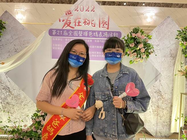 王姿芬（左）撫養一對聽障兒女獲表揚，並由女兒陪同參加活動。（呂筱蟬攝）