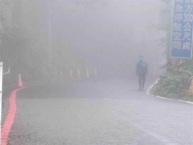 高雄山區近日午後多雨，南橫公路容易出現落石。(公路總局甲仙工務段提供／林雅惠高雄傳真)