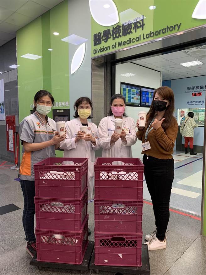 統一超商好鄰居文教基金會也提供CITY CAFE飲品慰勞併肩合作的防疫人員。（7-11提供）
