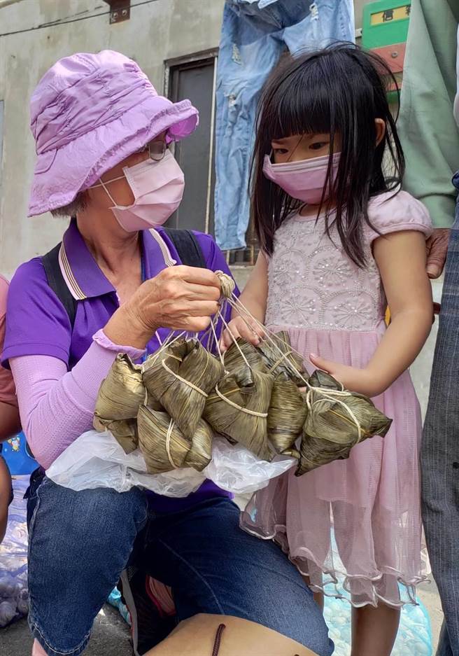 云林家扶中心莪馨会志工22日送粽子给沿海乡镇30户扶助家庭，同时致赠鸡肉松礼盒、食用油、酱油礼盒与白米、云林二监的蛋卷礼盒。（云林家扶中心提供）