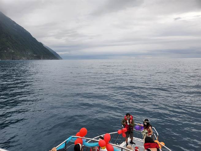 一名王先生曾因搭乘花莲多罗满赏鲸船而认识张姓女友，经相恋多年，决定结婚，今特别选在相识之处「赏鲸船上」举办婚礼，并在清水断崖交换信物，象徵海誓山盟的爱情。（多罗满赏鲸公司提供／罗亦晽花莲传真）