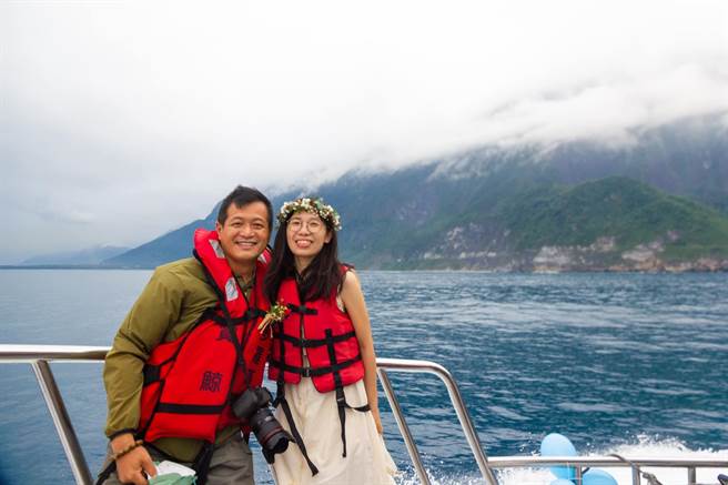 一名王先生曾因搭乘花莲多罗满赏鲸船而认识张姓女友，经相恋多年，决定结婚，今特别选在相识之处「赏鲸船上」举办婚礼，并在清水断崖交换信物，象徵海誓山盟的爱情。（多罗满赏鲸公司提供／罗亦晽花莲传真）