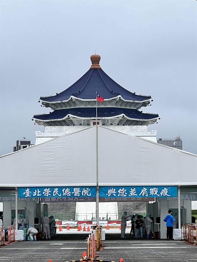 北榮-中正紀念堂車來速急門診篩檢站，5月22日下午，累計採檢人數突破1萬人。（北榮提供）