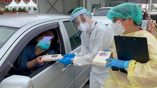 北榮-中正紀念堂車來速急門診篩檢站，每天接近1800人前來採檢。（北榮提供）