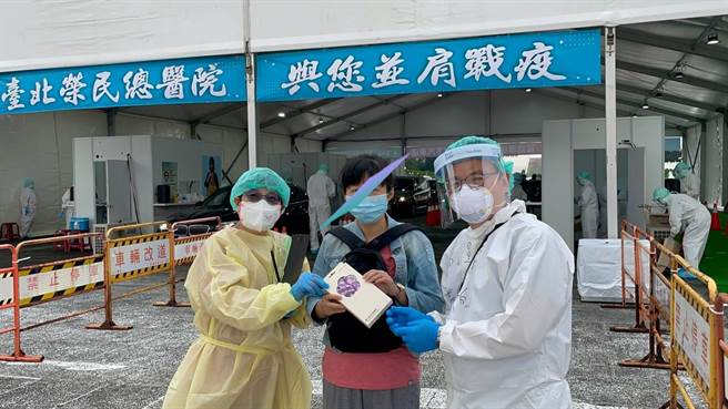 北榮-中正紀念堂車來速急門診篩檢站提供快速服務，讓民眾也按讚。（北榮提供）