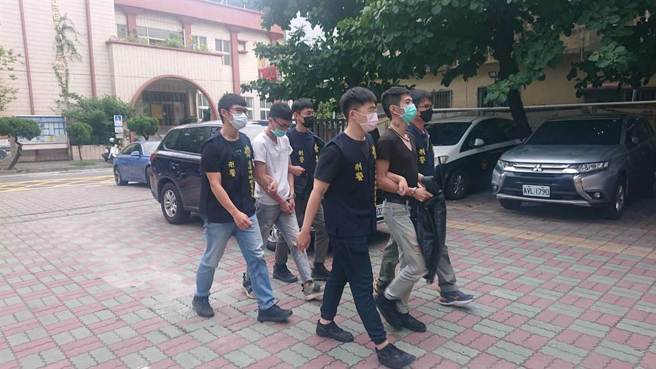 陪同林姓男子綁架妻子的李男（前）、邱男（後）隨後落網被帶回警局。（程炳璋攝）