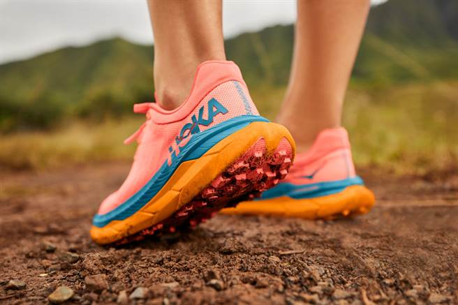 HOKA Tecton X 台湾定价6600元，女款配色为茶花橘与珊瑚蓝。（HOKA提供）