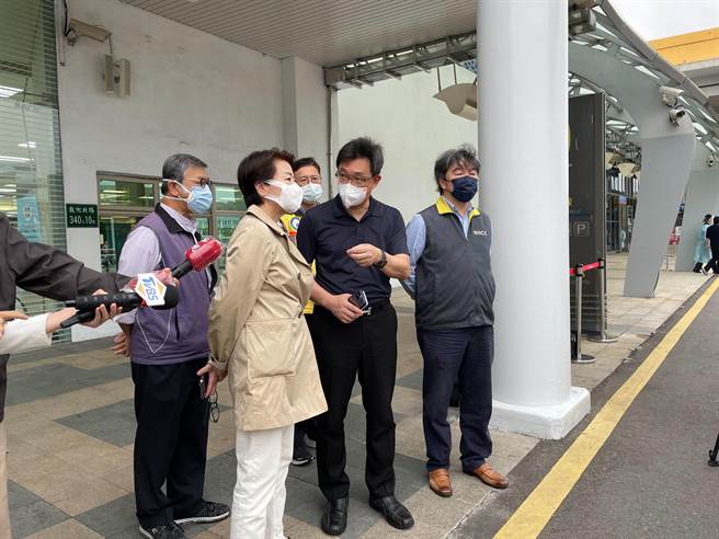 台北市副市長黃珊珊今前往松機視察，醫福會執行長王必勝也到場陪同。（北市府提供／楊亞璇台北傳真）