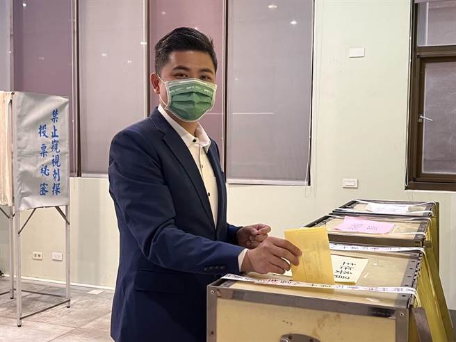 民进党新竹市党部22日改选党职，现任主委、新竹市议员陈建名顺利连任。（王惠慧摄）