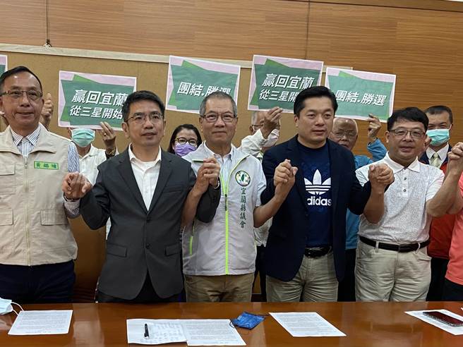 民進黨宜蘭縣黨部今天（22日）黨部主委改選，由現任主委陳俊宇（右2）以1342票險勝前主委黃建財（右1）1227票，獲得連任。（吳佩蓉攝）