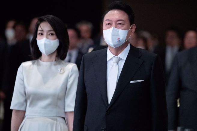 尹锡悦与妻子金建熙。（资料照/路透社）