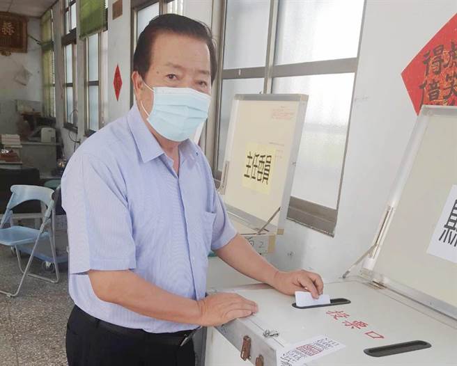 民进党嘉义县党部今举行县党部主委、全国党代表及县党员代表等党职人员改选投票，同额竞选的六脚乡长陈川崎以7成4得票率，顺利当选主委。（民进党嘉义县党部提供∕吕妍庭嘉义传真）