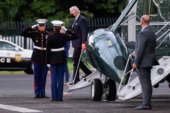 美国总统拜登22日下午乘坐专机抵达日本东京驻日美军横田空军基地，这是他上任后首次访问亚洲的第二站。（图片来源：路透社）