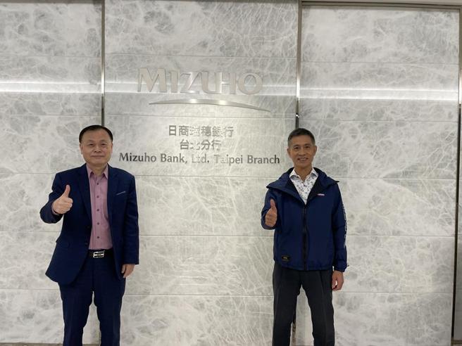 （远东新世纪财务长王健诚和瑞穗银行台湾营业部总经理林裕新（右）。图／业者提供）