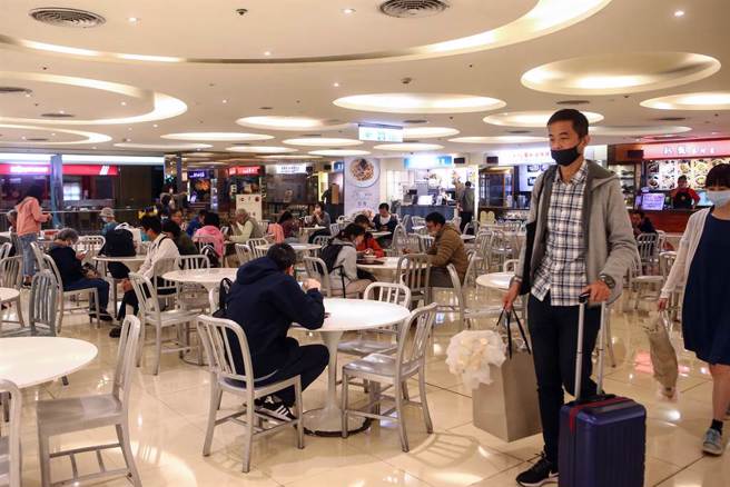確診後康復，之後到底還能不能一起吃飯，讓不少人困擾。圖為台北車站美食街。示意圖與當事人無關。(鄧博仁攝)