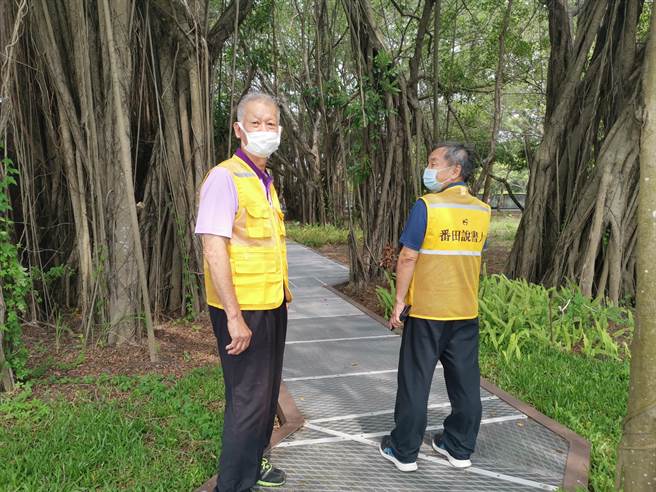 台南市隆田社区与成功大学相伴2026 USR计画培训在地导览解说员，并设了鲜明的「番田说书人」黄背心。（刘秀芬摄）