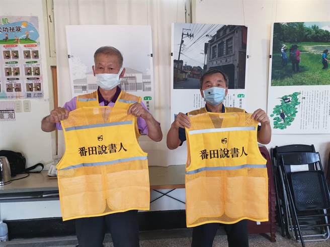 台南市隆田社区与成功大学相伴2026 USR计画培训在地导览解说员，并设了鲜明的「番田说书人」黄背心。（刘秀芬摄）