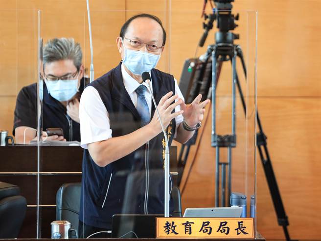 教育局長楊振昇指出，市府因應疫情快速應變，已宣布高中以下及公幼暫停實體課程一週，全力維護學生健康。(陳世宗攝)