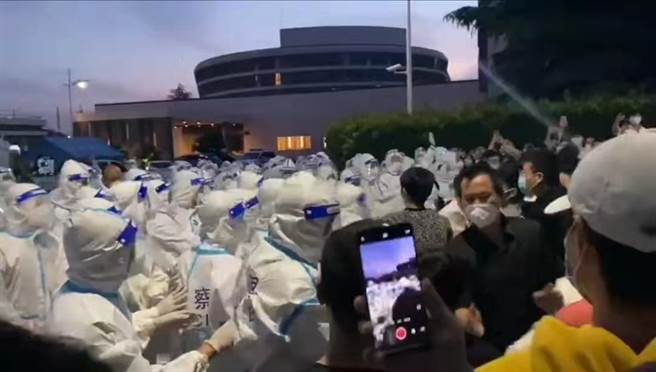 廣達電腦上海廠區昨（21日）晚再度發生陸籍員工騷亂場面，群眾一度闖入台籍幹部宿舍鬧事。（視頻截圖）