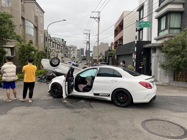 桃園大溪車禍車輛側翻再撞機車3名駕駛1乘客輕傷。(警方提供／呂筱蟬桃園傳真)