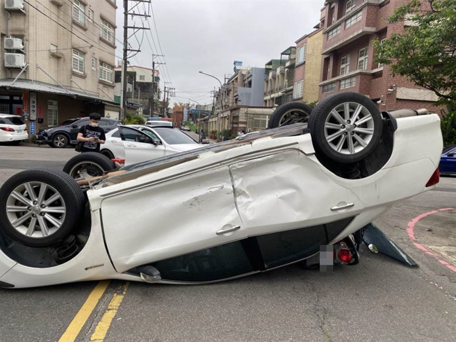 桃園大溪車禍車輛側翻再撞機車3名駕駛1乘客輕傷。(警方提供／呂筱蟬桃園傳真)