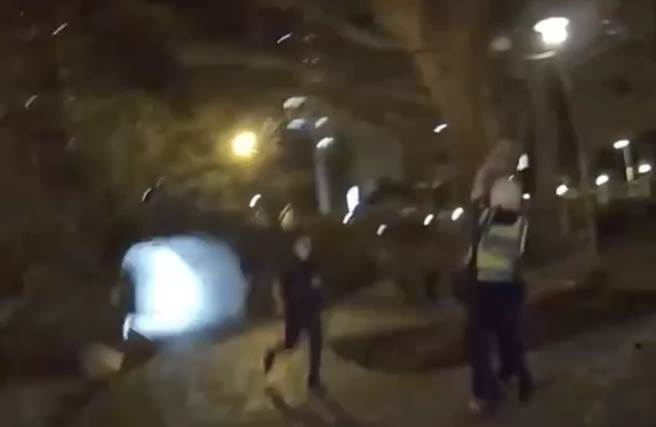 警方要逮捕王嫌時，遭對方奮力抵抗。（警方提供）