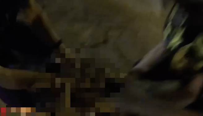 最後支援警力到場，警員合力將王嫌壓制逮補。（警方提供）